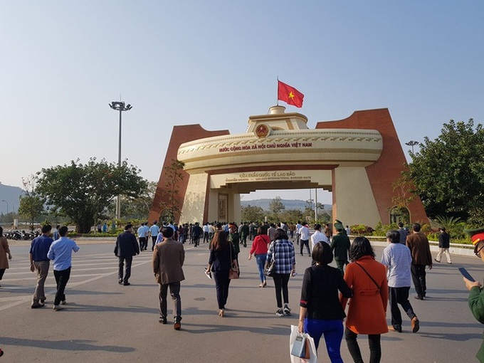 Hundreds of Lao students to return Vietnam to study - 1