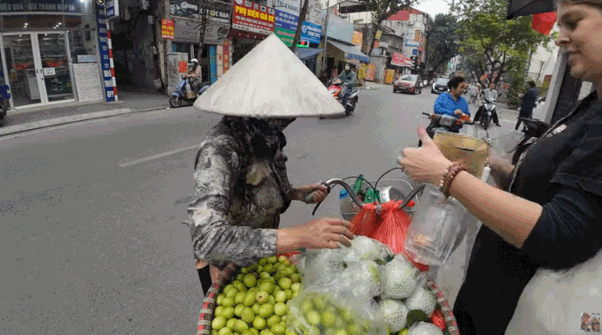 Hanoi vendor fined for overcharging foreign tourist - 1 Hanoi vendor fined for overcharging foreign tourist - 1