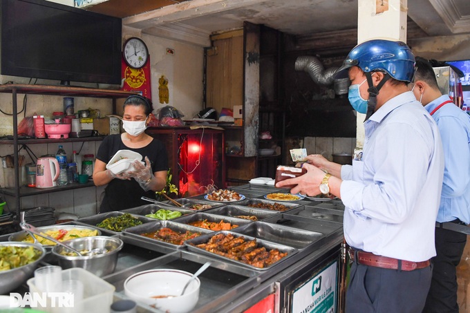 Shops in 19 Hanoi districts reopen after long suspension - 8 Shops in 19 Hanoi districts reopen after long suspension - 8