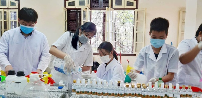 Hue students make hand sanitiser to fight coronavirus outbreak - 2