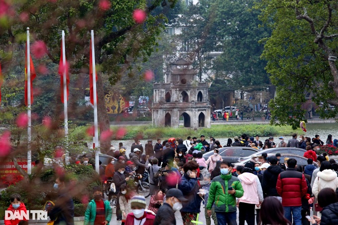 Hoan Kiem Lake draws big crowds on first day of Lunar New Year - 1 Hoan Kiem Lake draws big crowds on first day of Lunar New Year - 1