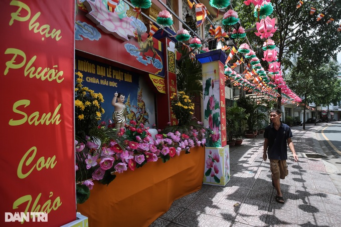 HCM City decorated to mark Buddha's birthday - 1