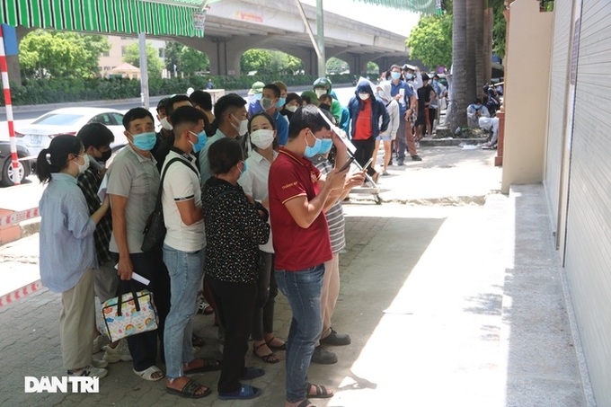 Hundreds of people jostle for Covid-19 tests in Hanoi - 3