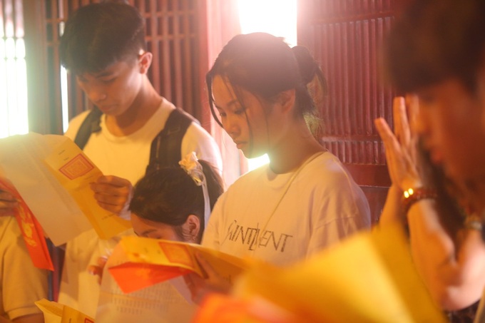 Hanoi students pray for exam luck at Temple of Literature - 4 Hanoi students pray for exam luck at Temple of Literature - 4