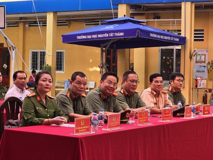 HCM City sends homeless people to protection centres - 1