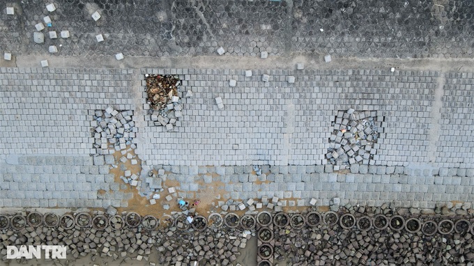 Sea dyke in Ha Tinh faces severe erosion - 5 Sea dyke in Ha Tinh faces severe erosion - 5