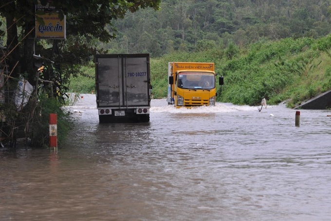 Flooding continues ravaging central Vietnam - 2