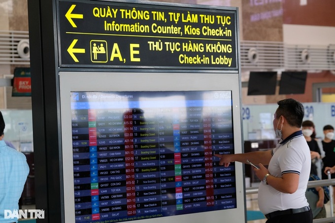 Noi Bai International Airport crowded ahead of national holiday - 4