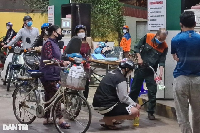 Hanoians rush to buy petrol due to impending price rise - 13 Hanoians rush to buy petrol due to impending price rise - 13