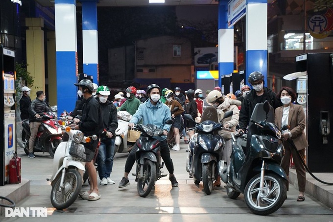 Hanoians rush to buy petrol due to impending price rise - 3 Hanoians rush to buy petrol due to impending price rise - 3