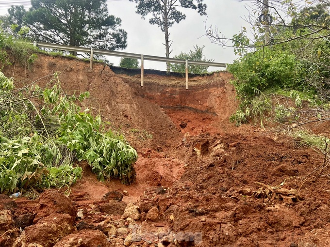 Da Lat road struggles with severe landslides - 1