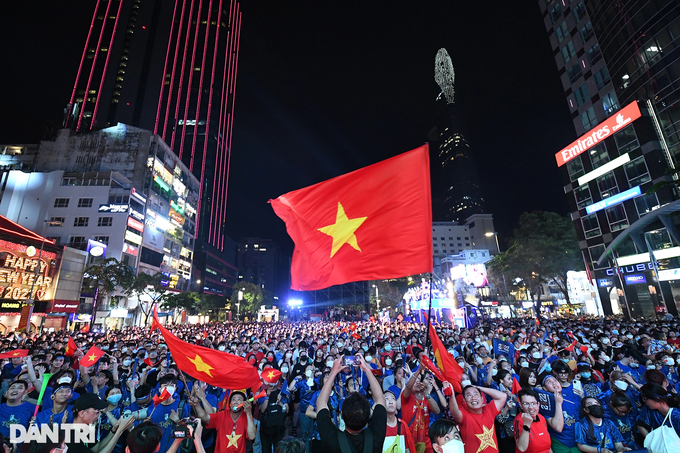 Fans flood streets after Vietnam SEA Games football semi win - 4