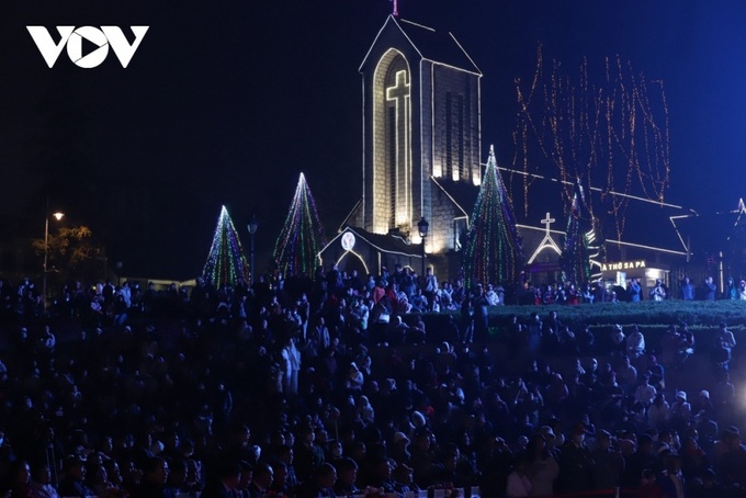 Vietnamese revelers jubilantly ring in New Year 2024 - 8 Vietnamese revelers jubilantly ring in New Year 2024 - 8