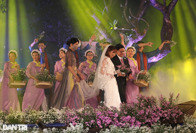 Mass wedding held for HCM City hospital’s couples - 12