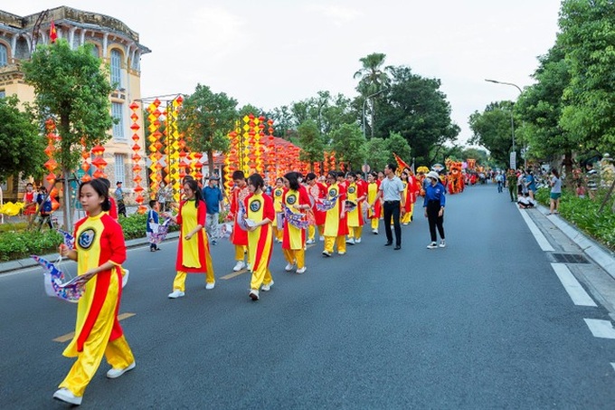 Full-moon festival celebrated nationwide - 10