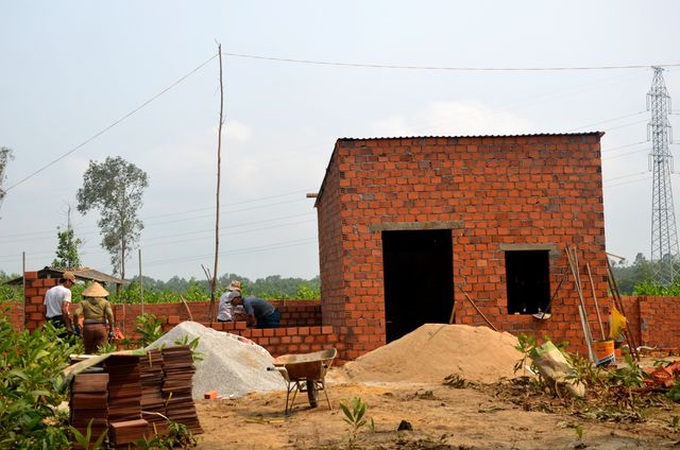 Quang Nam people attempt ill-thought out compensation scam - 3