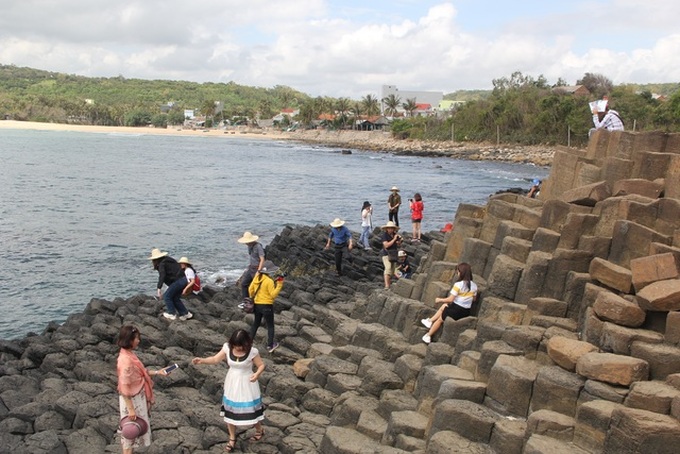 Phu Yen attracts tourists amid outbreak - 2