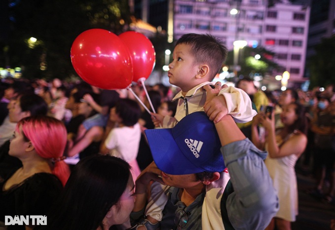 National Day fireworks displays brighten HCM City - 10