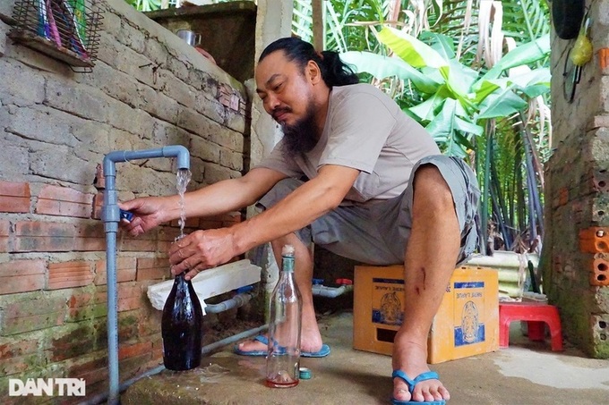 Hoi An man uses recycles bottles to decorate house - 7