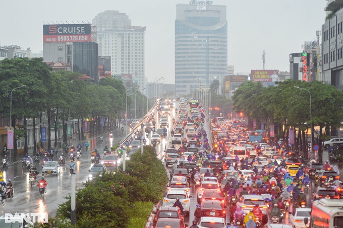 Heavy rain plagues Hanoians - 3 Heavy rain plagues Hanoians - 3