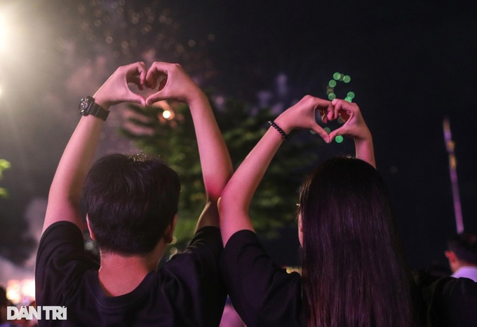 National Day fireworks displays brighten HCM City - 9