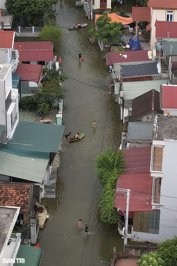 Hanoi village isolated by flooding - 6 Hanoi village isolated by flooding - 6