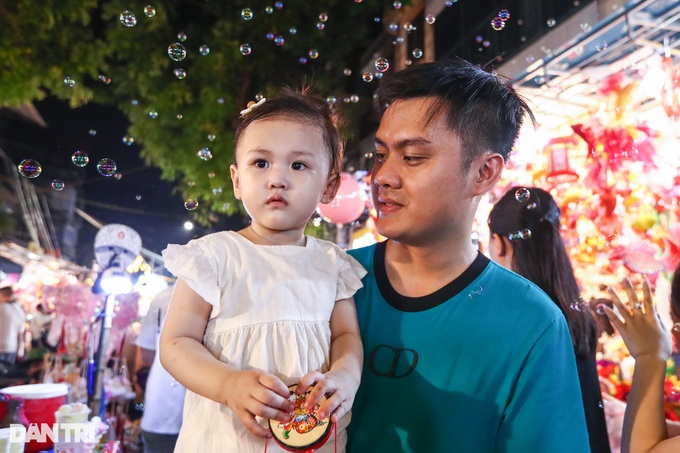 Mid-Autumn atmosphere covers Hanoi street - 7