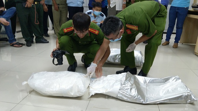 Man detained in An Giang for carrying 30 kilos of drugs - 2