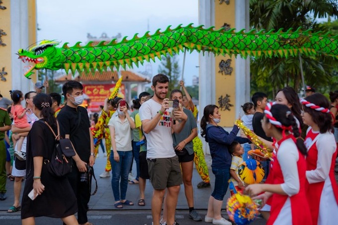 Full-moon festival celebrated nationwide - 11