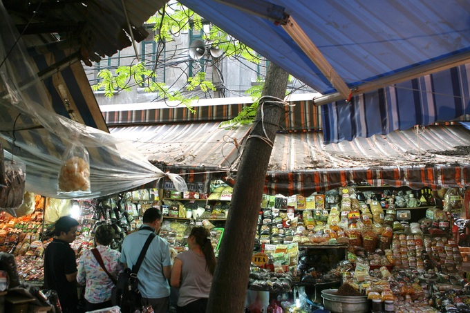 Hanoi's old Hang Be Market - 4