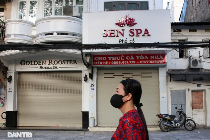 Hanoi Old Quarter hit by Covid-19 precautions - 8
