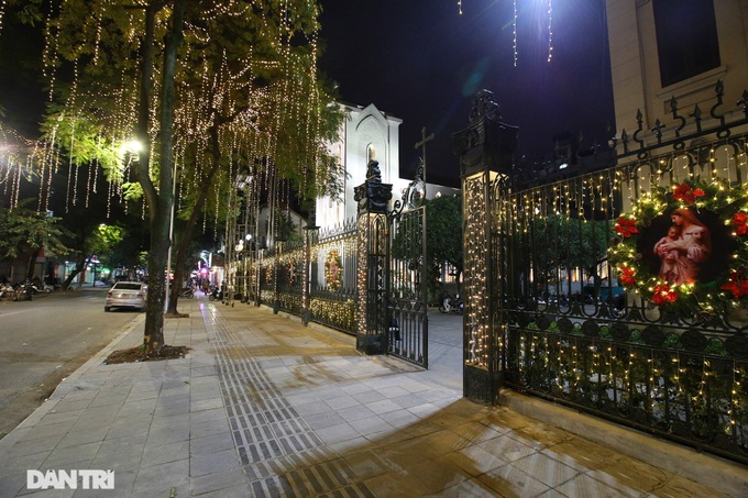 Hanoi churches prepare for Christmas celebration - 7