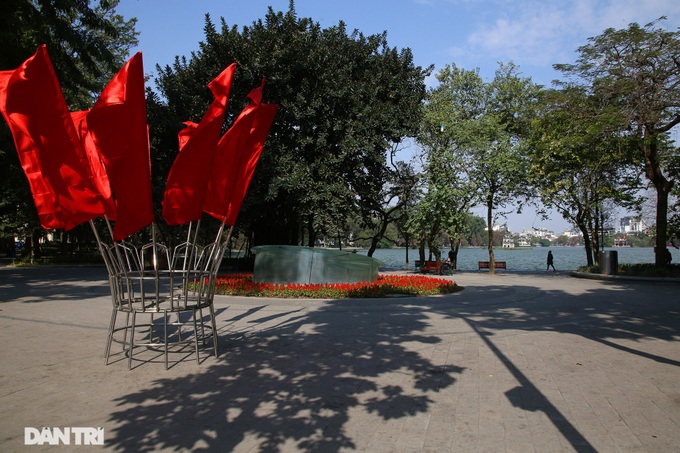 Hanoi streets decorated to welcome party congress - 5