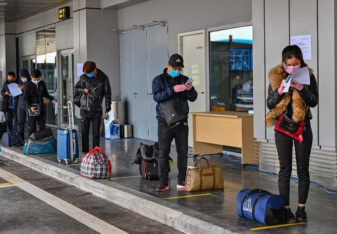 Vietnamese people brought home from the UK - 2