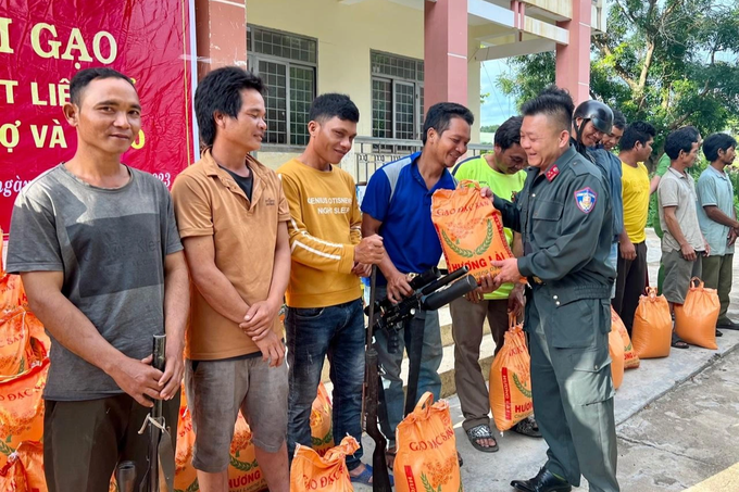 Dak Lak police call for people to hand in weapons - 1