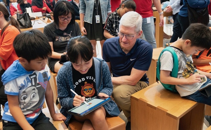 First busy day of Apple CEO Tim Cook in Hanoi - 6