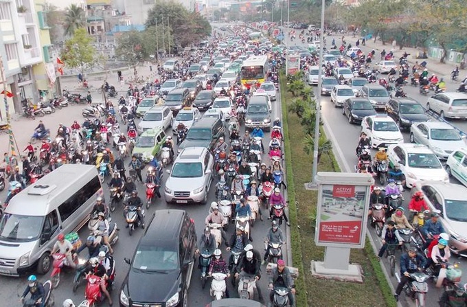 Hanoi proposes spending VND 1.80 trillion to solve traffic congestion - 1