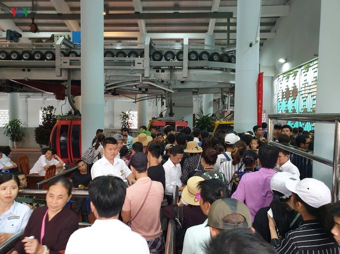Huong Pagoda jammed on festival opening day - 5