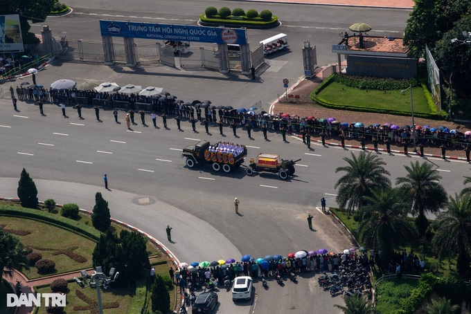 Thousands await farewell to Party General Secretary Nguyen Phu Trong - 7