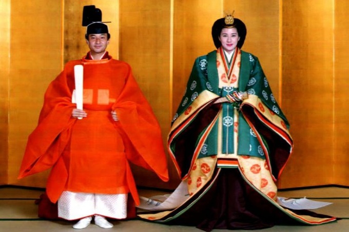 Gold, silk, lacquer: the kit and garb of Japan's imperial ceremony - 1