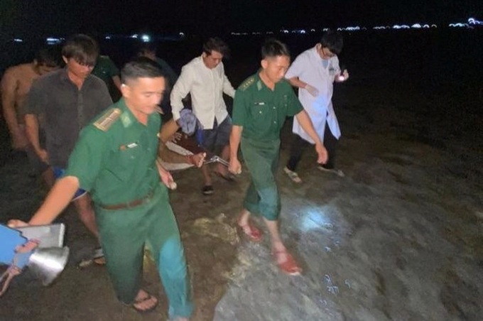 Fishing boat sinks off Con Dao, two missing - 1