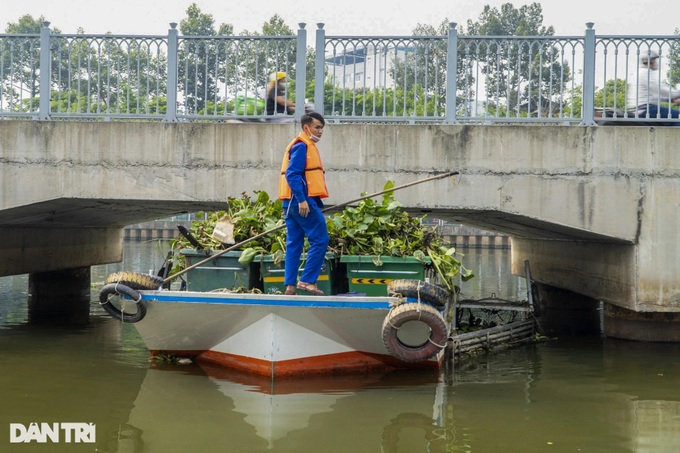 Environment workers protect HCM City canal - 7 Environment workers protect HCM City canal - 7