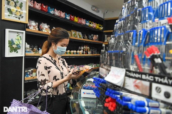 Shops in 19 Hanoi districts reopen after long suspension - 10 Shops in 19 Hanoi districts reopen after long suspension - 10