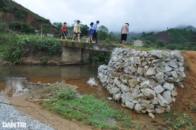 Deteriorated bridge poses danger for poor people in Yen Bai village - 2