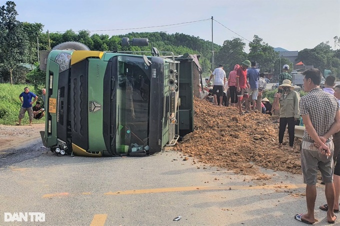 Three killed in truck overturn in Hoa Binh - 1