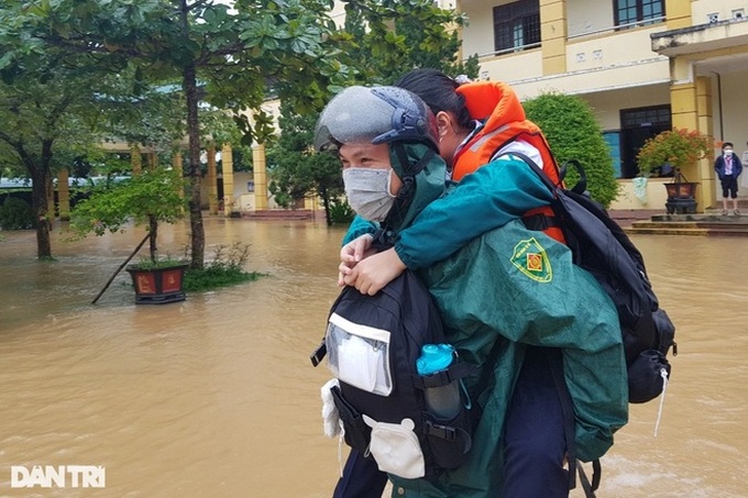 Flood-stricken school evacuates hundreds of students - 4