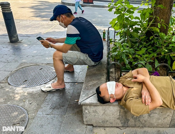 People struggling with scorching heat at Hanoi hospital - 4