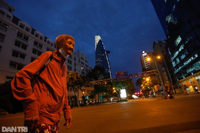 Homeless people struggle during HCM City social distancing - 1 Homeless people struggle during HCM City social distancing - 1