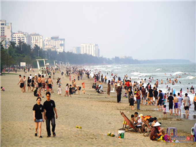 Sam Son Beach crowded as summer nears - 1 Sam Son Beach crowded as summer nears - 1
