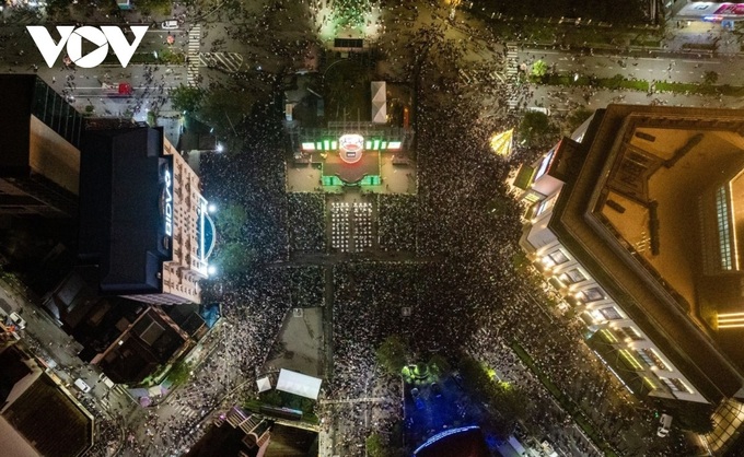 Vietnamese revelers jubilantly ring in New Year 2024 - 9 Vietnamese revelers jubilantly ring in New Year 2024 - 9